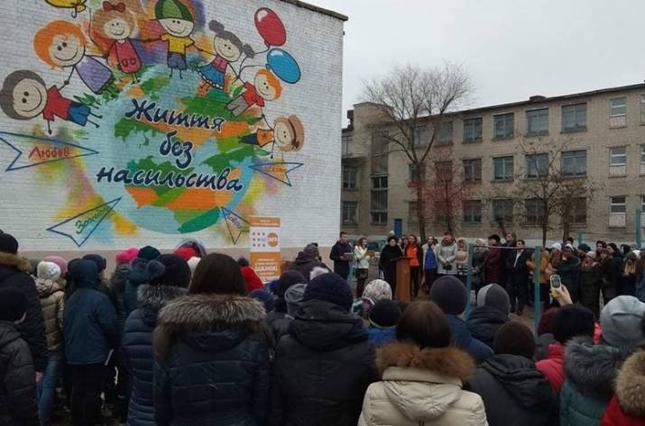 Как вместо авторского мурала на рубежанской школе появилась картинка из интернета