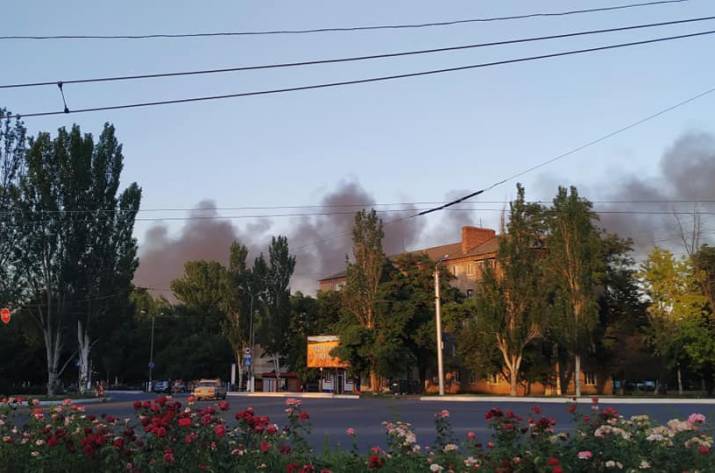 Вчера, 18 июня, в Бахмуте Донецкой области загорелось здание бывшего ДК. Об этом сообщает Telegram-канал «Свой в доску».