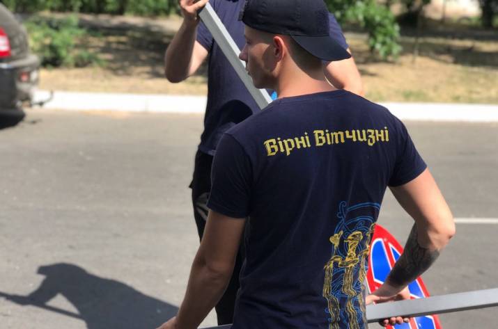 В Нацкорпусе рассказали, почему демонтировали дорожные знаки в Рубежном: фото, видео