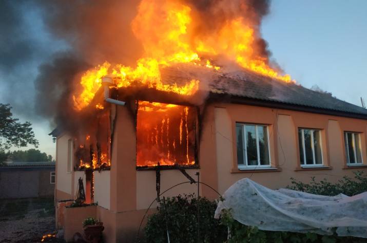 Сегодня, 26 июня, в 4:35 в Службу спасения «101» поступило сообщение о том, что горит крыша жилого дома по ул. Шевченко в с. Бутово Старобельского района.