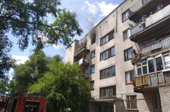 Сегодня, 1 июля, в 13:08 в Службу спасения «101» поступило сообщение о том, что идет дым из квартиры на 5-м этаже жилого дома по ул. Молодежная в Северодонецке.