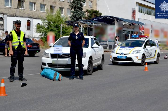 На днях на улицах Рубежного патрульные демонстрировали пешеходам, какие тяжелые последствия может иметь нарушение правил дорожного движения.