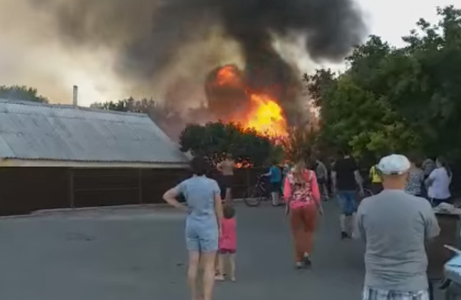В Лисичанске возле кафе случился пожар