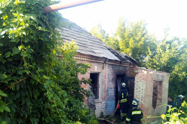 Вчера, 7 июля, в 17:19 в Службу спасения «101» поступило сообщение о возгорании жилого дома в Станице Луганской по ул. Лесная.