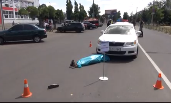 В Рубежном патрульные провели шоковую профилактику для пешеходов города. На проезжей части полицейские воссоздали сценарий аварии - под колеса автомобиля попал пешеход, который перебегал дорогу в неус