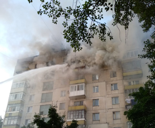 Сегодня, 8 июля, в 04:30 в Службу спасения «101» поступило сообщение о пожаре в двух квартирах на восьмом этаже многоэтажного дома по адресу: г. Северодонецк, ул. Курчатова, 29а. Об этом сообщает прес