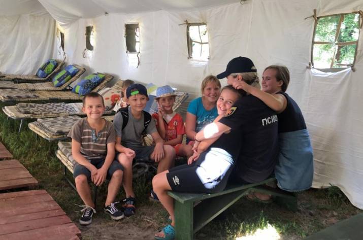 Вчера, 9 июля, в трехэтажном жилом доме в Лисичанске произошло разрушение части здания. Проведена эвакуация 61 жителя, из которых 22 - дети. Спасатели установили временное убежище для жителей аварийно