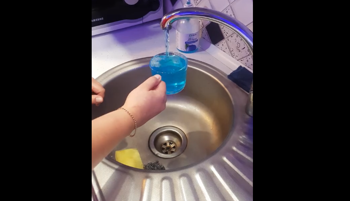 Жители оккупированного Луганска жалуются на то, что из крана течет вода синего цвета.