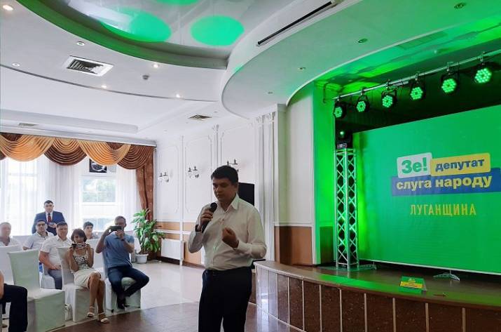 Глава партии «Слуга народа» Дмитрий Разумков заверил, что никаких договоренностей о передаче Луганской области Оппозиционному блоку нет.