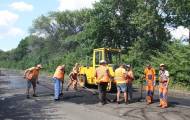 На Луганщине продолжается ямочный ремонт на дороге Н-21 между Новоайдаром и Счастьем.