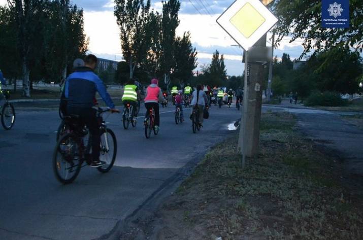 В Северодонецке состоялся ночной велопробег вместе с патрульной полицией. Об этом сообщает пресс-служба Патрульной полиции Луганской области.