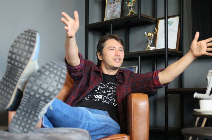 В українську політику увірвалися два найпопулярніші гумористи й телеведучі цієї країни. Перший став президентом, другий балотується у депутати під 30 номером партії 