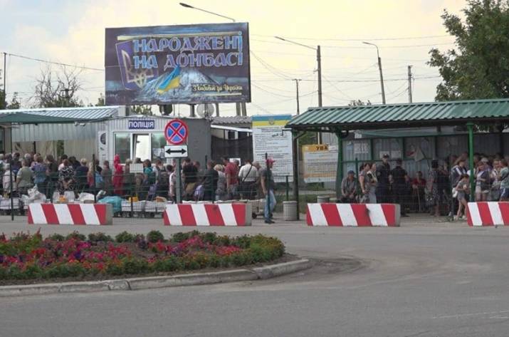 На КПВВ «станица Луганская» завязался конфликт между тремя мужчинами, которые пересекали пункт пропуска.