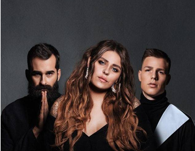 «Культурная жизнь в городе по чуть-чуть оживает. Но такого масштабного события Лисичанск еще не видел. 20-21 июля на Центральной площади пройдет грандиозный фестиваль. Хедлайнерами Lysychansk Weekend 