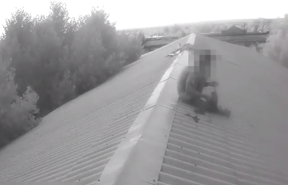 По ул. Студенческая в Рубежном мужчина хотел прыгнуть с крыши, однако его спасли полицейские.