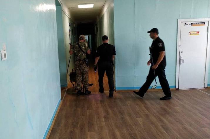 В прифронтовом Счастье сообщили о минировании семи учебных заведений. Однако информация не подтвердилась.