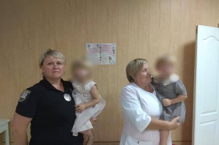 Председатель Боровского поселкового совета рассказал полицейским о том, что на улице без присмотра взрослых находятся двое маленьких девочек.