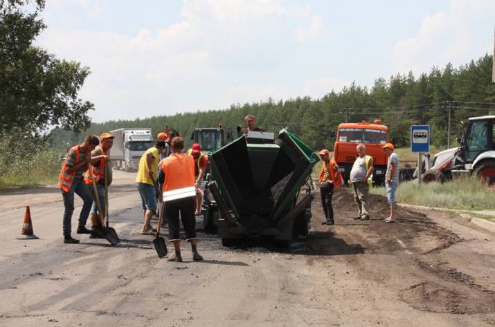 Продолжаются ремонтные работы на дорогах Луганщины. Об этом сообщает пресс-центр Службы автомобильных дорог в области.