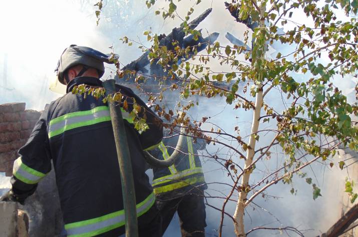 Вчера, 23 июля, в 14:13 в Службу спасения «101» поступило сообщение о возгорании хозяйственной постройки в Станице Луганской, по ул. 1-го Мая.