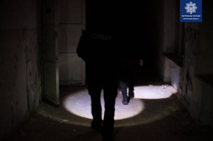 Вчера, 23 июля, около 20:00 в Северодонецке, на улице Федоренко женщина заметила на крыше жилого дома молодого человека, как ей показалось, он хотел покончить жизнь самоубийством, прыгнув с четвертого