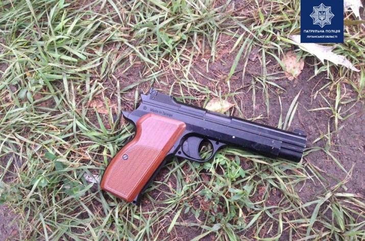 В Северодонецке патрульные ТОР обнаружили группу подростков, которые стреляли по деревьям в школьном дворе.