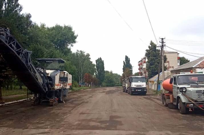 В Попасной реализуют проект по капитальному ремонту поврежденного асфальтобетонного покрытия сразу по нескольким улицам.