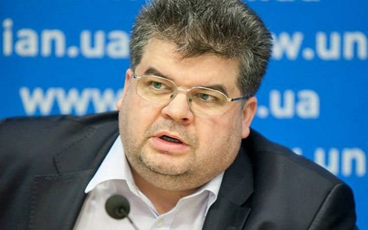 Президент Украины Владимир Зеленский в вопросе установления мира на Донбассе смещает акценты от «дипломатии обещаний» к «конкретным шагам» со стороны России. Об этом в эфире телеканала