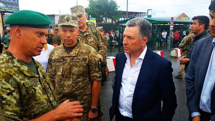 Специальный представитель Государственного департамента США по Украине Курт Волкер посетил Станицу Луганскую. Об этом сообщает штаб операции Объединенных сил (ООС) на своей странице в Facebook.