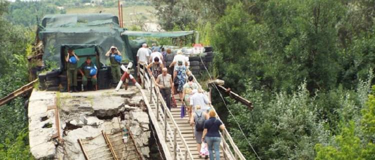 Украинские специалисты обследовали разрушенную часть моста возле Станицы Луганской. Об этом сообщила пресс-служба Станично-Луганской райгосадминистрации в Facebook.