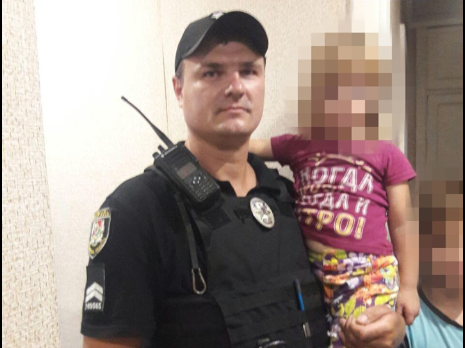 Вчера, 29 июля, возле школы №6 в Северодонецке к патрульным обратился мужчина с маленькой девочкой и объяснил, что она потерялась. По словам ребенка, она играла со своим двенадцатилетним братом во дво