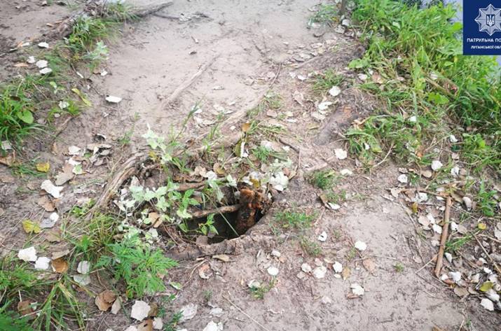 Житель Северодонецка, гуляя у Павлоградского моста, на берегу реки Северский Донец, нашел снаряд, который притаился между корнями дерева. Вероятнее всего, его вынесло течением на берег. 