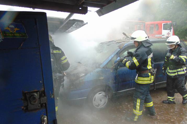 Вчера, 4 августа, в 15:43 в Службу спасения «101» поступило сообщение о том, что вблизи жилого дома по ул. Гагарина в Северодонецке идет дым из гаража.