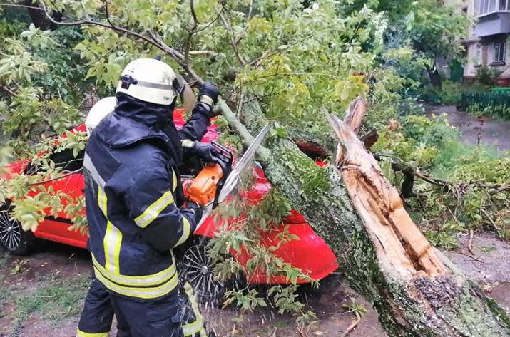 За минувшие сутки спасатели 12-й ГПСЧ дважды выезжали на ликвидацию последствий непогоды в Северодонецке.