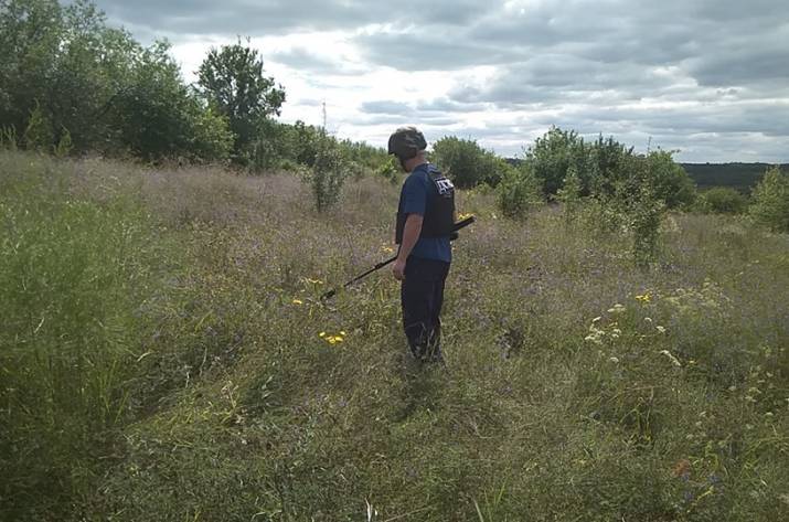 Продолжаются работы по разминированию территории вблизи КПВВ «Станица Луганская» пиротехническими подразделениями ГУ ГСЧС Украины в Луганской области. Об этом сообщает пресс-центр ведомства.