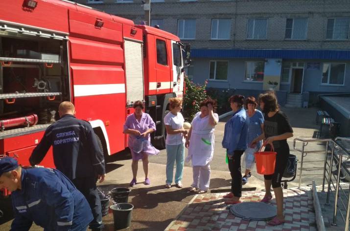 В связи с аварийным отключением электроэнергии на объектах ЛКСП «Лисичанскводоканал», ВНС 1-го и 2-го подъема «Лесная дача» и ВНС «РТИ», прекращено водоснабжение южных районов города.