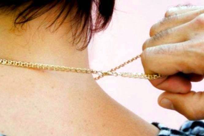 К 4 годам и 9 месяцам лишения свободы приговорен грабитель, который сорвал золотую цепочку и кулон с прохожей. Об этом сообщает пресс-служба Прокуратуры Луганщины.