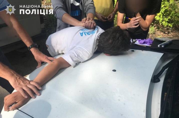 В Северодонецке правоохранители задокументировали преступную деятельность трех мужчин по продажам оружия и боеприпасов. Об этом сообщает Отдел коммуникации полиции Луганщины.