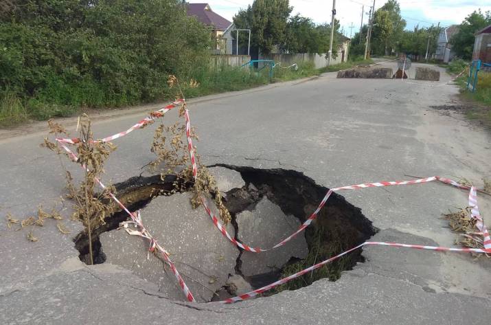 На дороге в Старобельске образовался провал. Об этом сообщают «Старобельские новости».