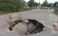 На дороге в Старобельске образовался провал. Об этом сообщают «Старобельские новости».