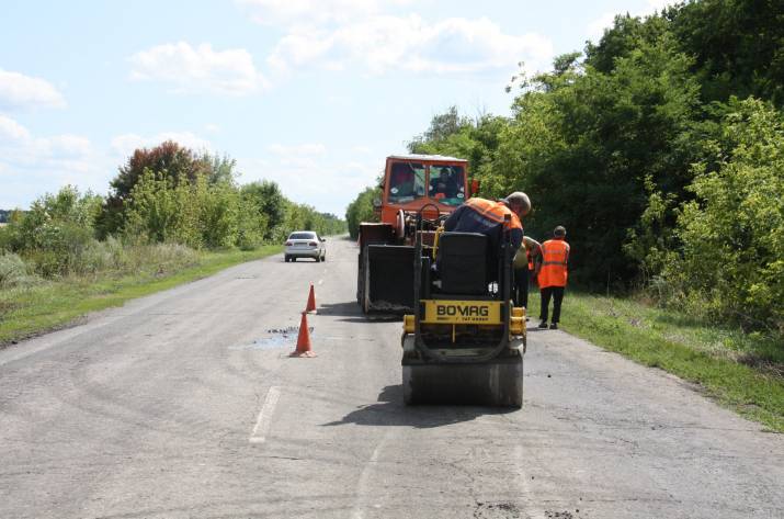 Кременской автодор продолжает ремонтировать дорогу Р-66 км 110+000. Об этом сообщает пресс-центр Службы автомобильных дорог Луганщины.