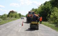 Кременской автодор продолжает ремонтировать дорогу Р-66 км 110+000. Об этом сообщает пресс-центр Службы автомобильных дорог Луганщины.