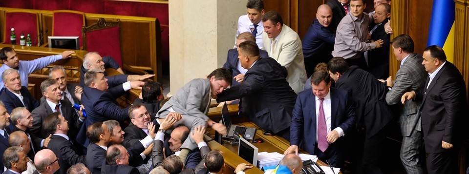 Тотальная зачистка полит/старья, это, конечно, хорошо. Хотя сказать, что пришла абсолютно новая команда в общем/то трудновато - она уже вобрала в себя много перебежчиков из вчерашнего дня. Да, не перв