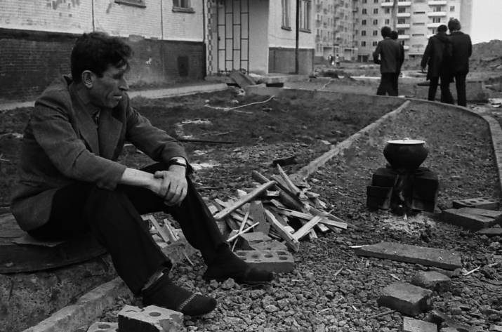 Так, друзья, тут есть очень интересная новость — в одном из роддомов Челябинска строители отыскали в бутылке из-под советской водки 