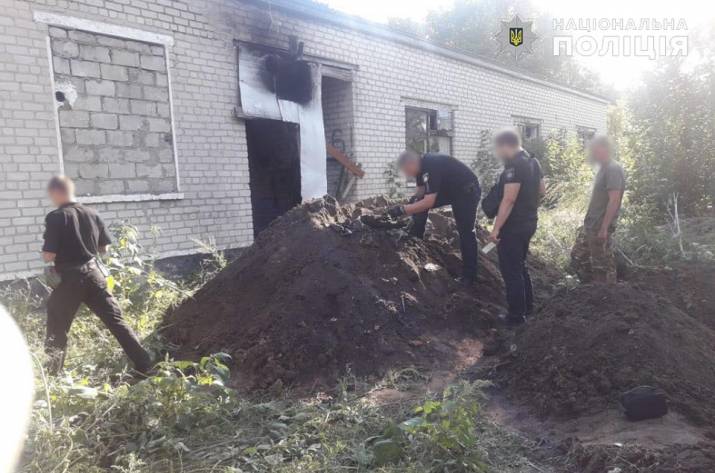 Неподалеку заброшенного здания бывшей школы в с. Царевка Новоайдарского района, в земле, был обнаружен и изъят тайник с оружием и боеприпасами. Об этом сообщает пресс-служба Полиции Луганщины.