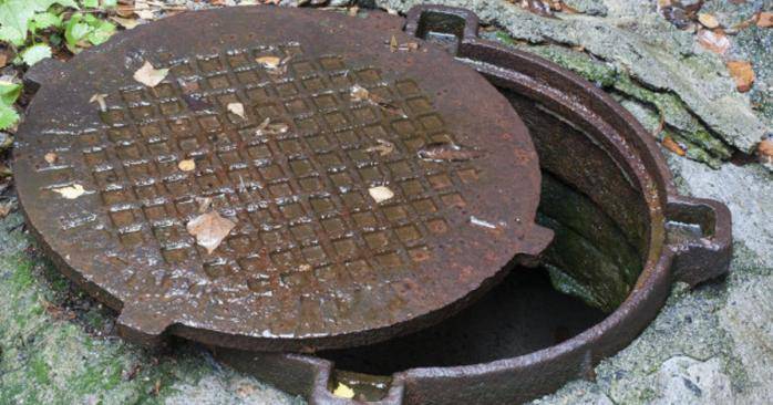 Злоумышленник проведет 4 года за решеткой за ряд краж крышек канализационных люков на улицах Северодонецка. Об этом сообщает пресс-служба Прокуратуры Луганщины.