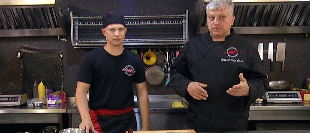 Бывший майор из Луганска Олег Омельченко в 2016 году открыл ресторан азиатской кухни в Северодонецке. Своим клиентам он готовит изысканные азиатские блюда и рассказывает о полезной и здоровой пище.
