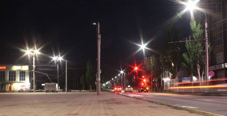 В Северодонецке по проспекту Химиков, в районе Центрального рынка провели реконструкцию уличного освещения.