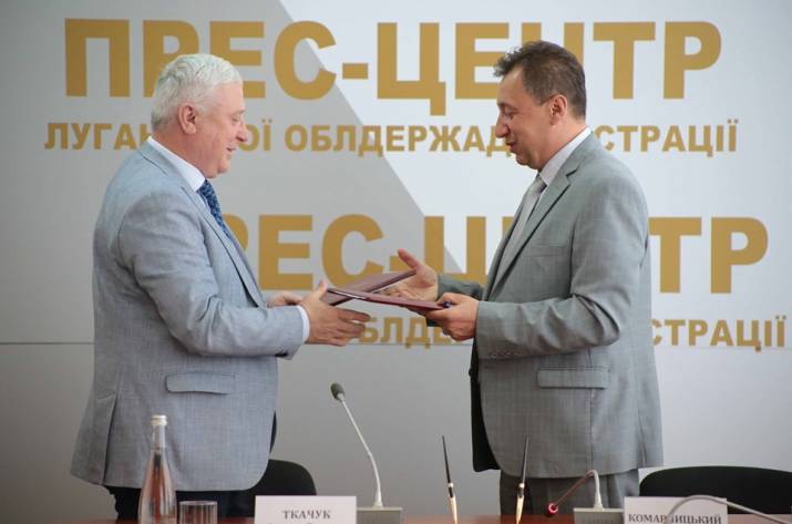 Председатель Луганской областной государственной администрации - руководитель областной военно-гражданской администрации Виталий Комарницкий и и. о. городского головы Северодонецка, секретарь городско