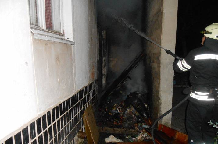 Вчера, 20 августа, в 01:02 в Службу спасения поступило сообщение о пожаре в подъезде жилой многоэтажки на проспекте Космонавтов в Северодонецке.