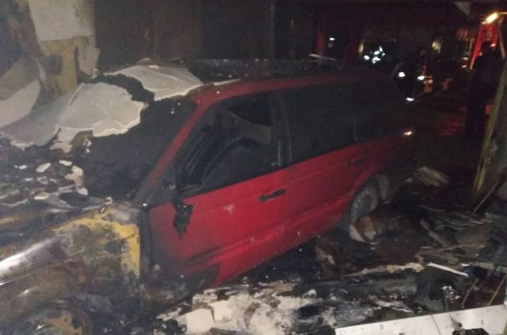 Сегодня, 22 августа, в 1:10 в Службу спасения поступило сообщение, что вблизи жилого дома по проспекту Гвардейский в Северодонецке горит гараж.